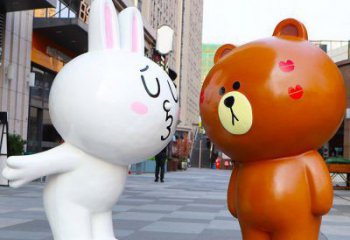 藁城步行街布朗熊雕塑，玻璃鋼動(dòng)物雕塑，卡通方式